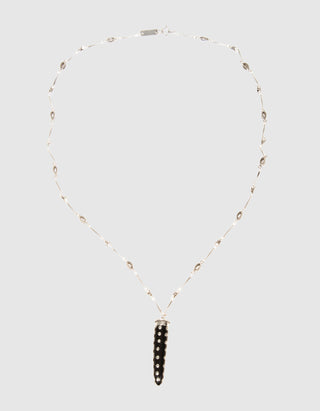 Lange Halskette mit Horn-Anhänger und Nieten-Details
