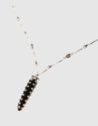 Lange Halskette mit Horn-Anhänger und Nieten-Details