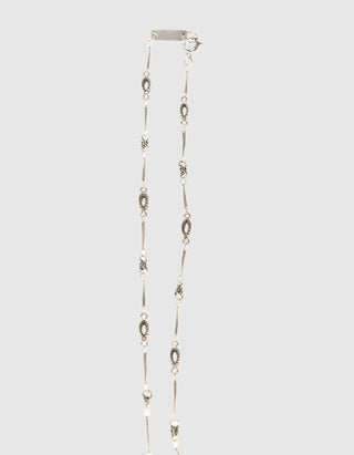 Lange Halskette mit Horn-Anhänger und Nieten-Details
