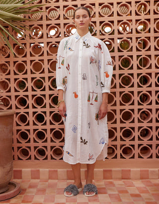 Besticktes Midi-Mina mit Bindegürtel