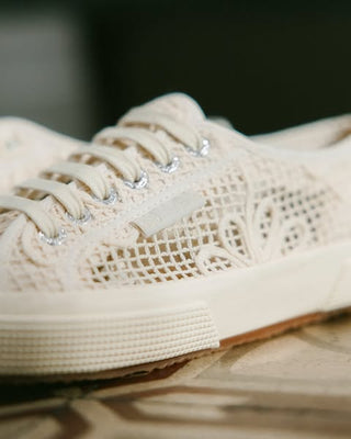 Lace-Sneaker Net Flower Crochet