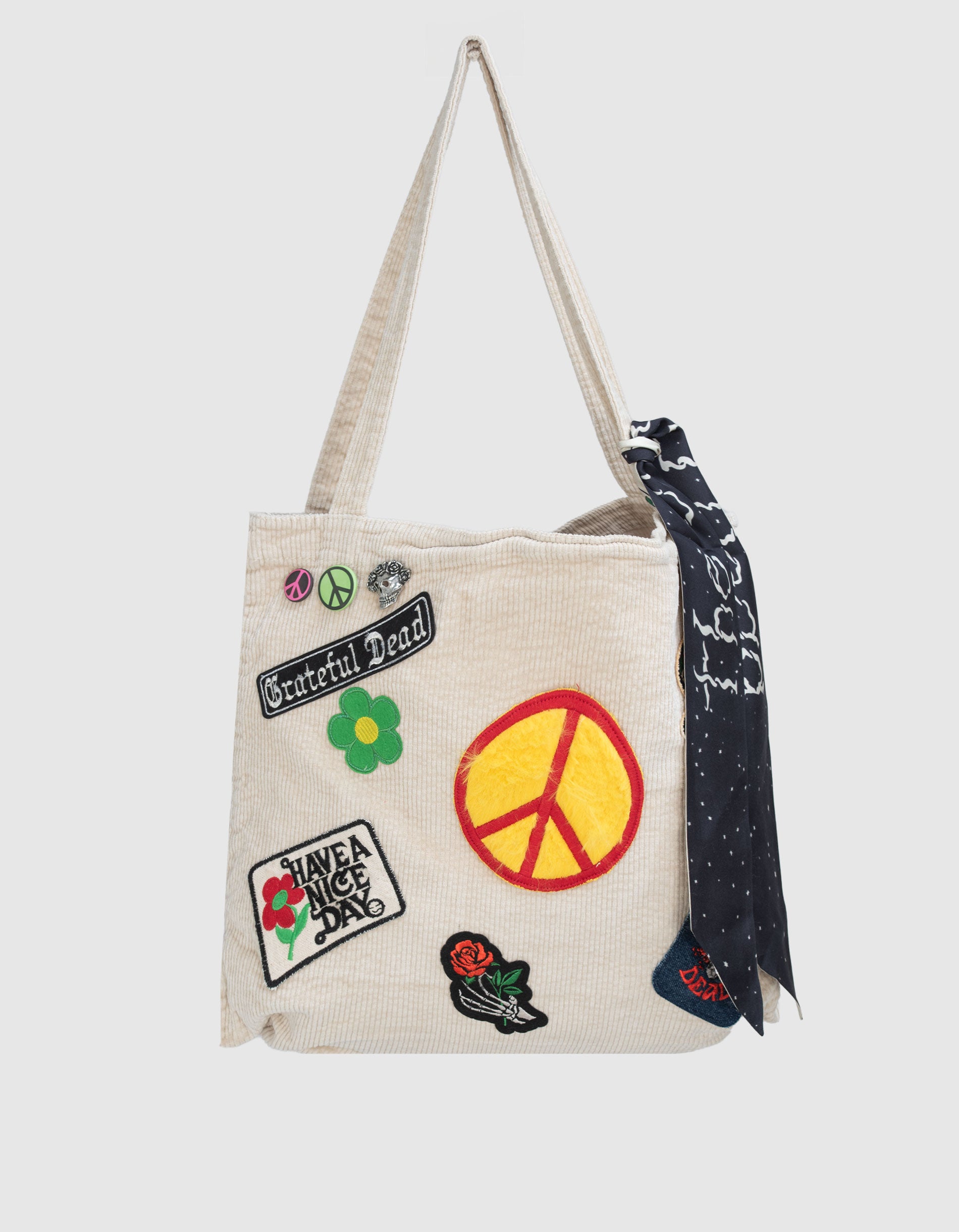 MadeWorn Kord-Tasche mit Patches, Buttons und abnehmbarem Seiden