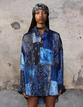 Oversize Seiden-Bluse im Bandana Design