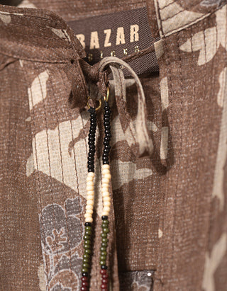 Gemusterte Bluse mit Perlen-Bändern