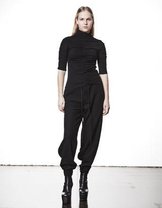 Slim-Fit Longsleeve mit asymmetrischem Ausschnitt