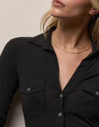 Taillierte Jersey-Bluse mit Brusttaschen